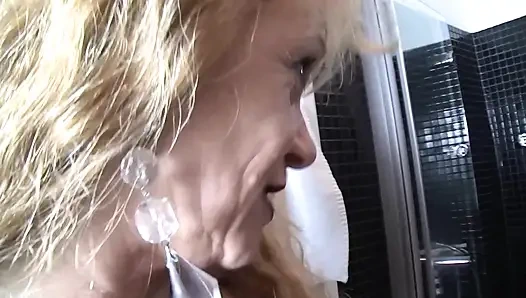 Şişman orta yaşlı seksi kadın ıslak fanteziler kuruyor ve duşta sikişiyor!