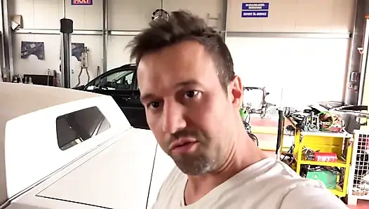 Татуированная девушка с большими сиськами трахается, мастурбирует в лимузине