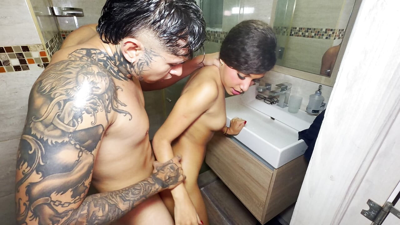 I discover my best friend bathing and I don't get seduced to give me a wild fuck and end up inside!