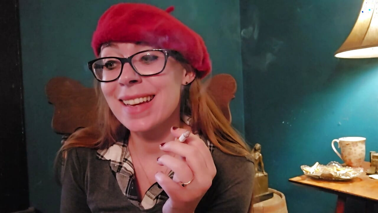Ms.Thrope rookt en raast over haar liefde voor het smoking fetish