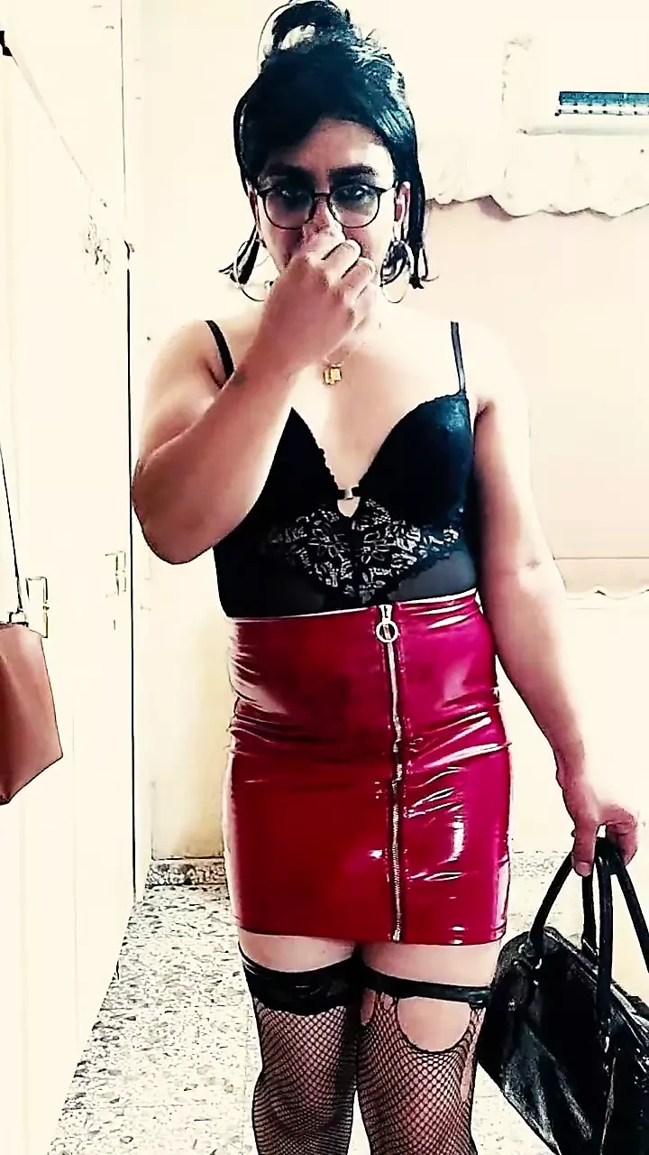 FetishEmmanuella video 12 - Red Vinyl Suknja