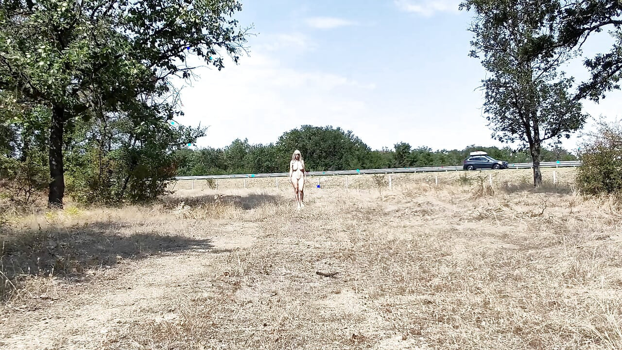 Niewolnik chodzi po pasie czystości i podwójnie penetruje autostradę