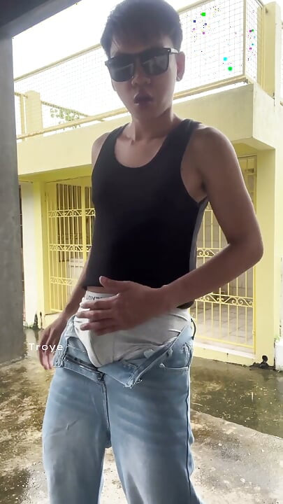 Twink asiático de regata e jeans