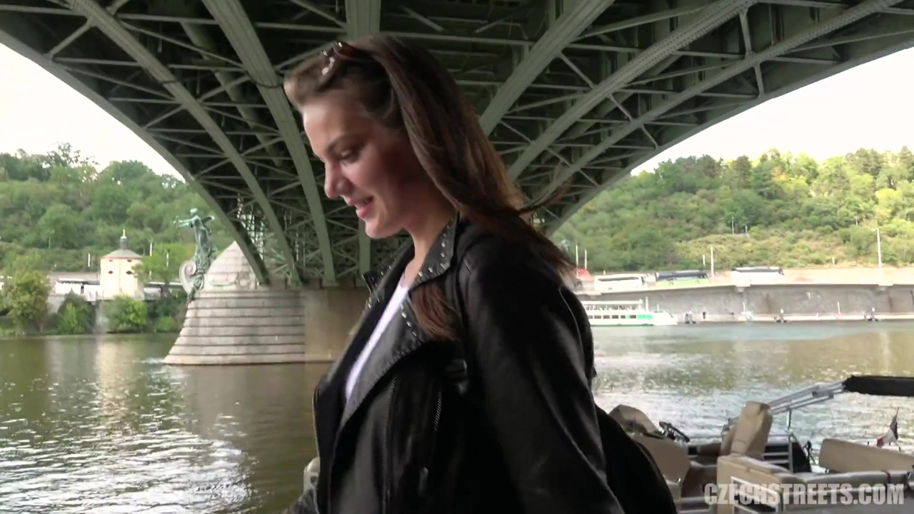 チェコの街 - 史上最もシャイな女の子