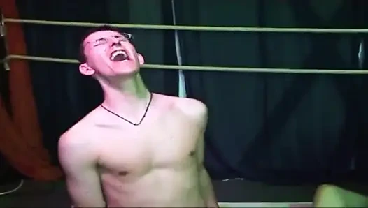 Pantat bahenol cewek rambut pirang ini menganga lebar di pesta seks gangbang neon