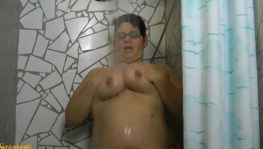 Annadevot - w bikini i dżinsach pod prysznicem