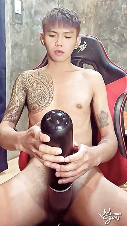 Pinoy cachonda tatuada twink jugando con su juguete masturbador