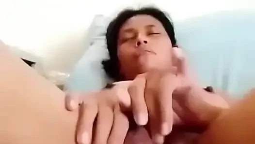 Hintli desi kız tek başına fingring orgasum videosu