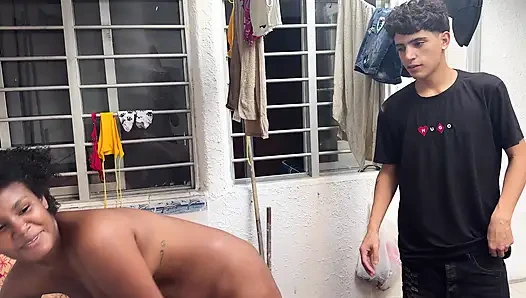 Büyük götlü üvey annem banyo yapmama yardım ediyor ve sonunda zengin bir üçlü seks yapıyoruz