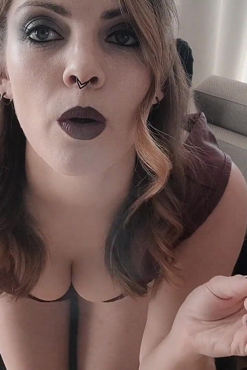 穿着性感的黑色内衣和吊带抽烟