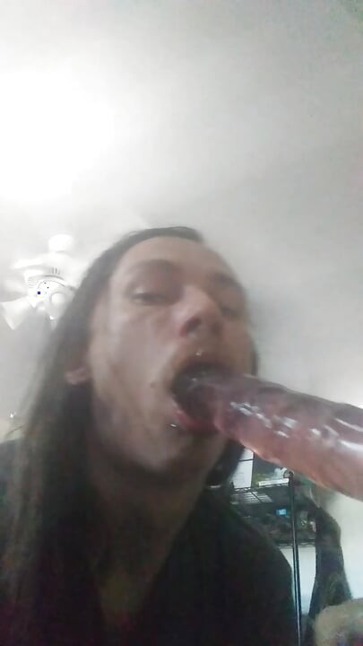 Sissy Mae nimmt einen dildo tief in den hals
