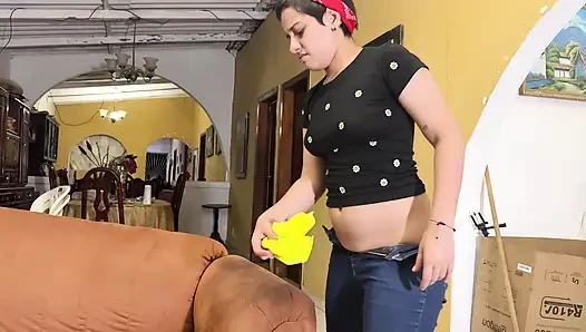 Jasmine Cleans the House with Her Butt Crack Exposed