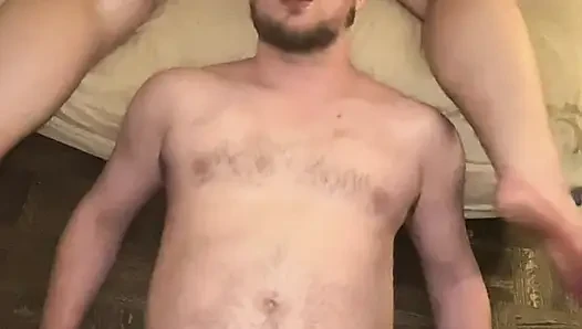 Aldatan evli kadın, aldatan kadının rol oyununu temizlemesi için eve döl getirdi