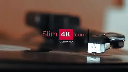 Küçük göğüslü güzel kadın erkek arkadaşının yarağını emiyor ve sonra sert sikiliyor