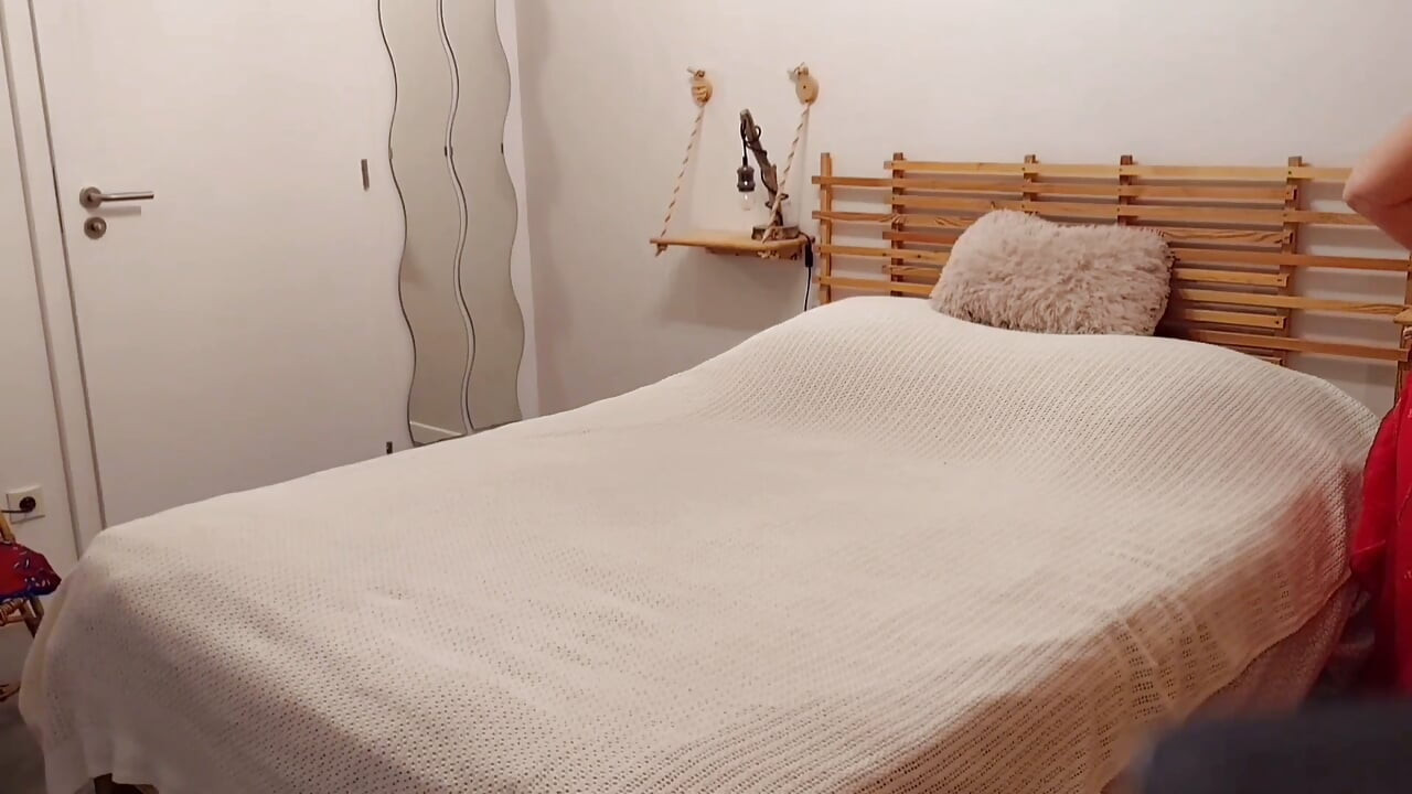 빨간 치마를 입은 Selena의 섹시한 침대 게임