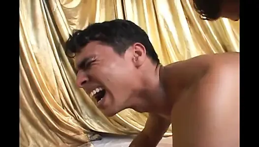 Genç adam için çifte penetrasyon