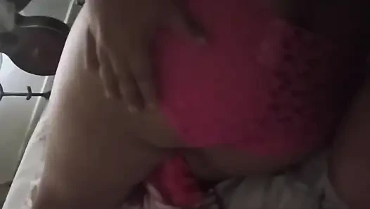 Ich nehme meine stiefschwester auf, ohne dass sie es merken, und ich streichelt sie und lege meine hand auf sie