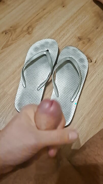 I bought flipflop from a girl and cumshot on them