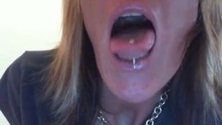 Espectáculo de boca con piercing de lengua