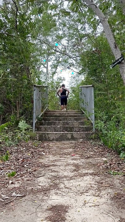 Caminhadas na madeira e parque abandonado se masturbando até gozar Ortizjona / Jona Ortiz