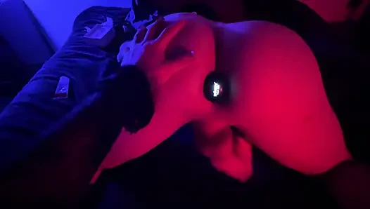 Gadis mendominasi pacarnya dengan masturbasi dan membuat pantatnya untuk pertama kalinya