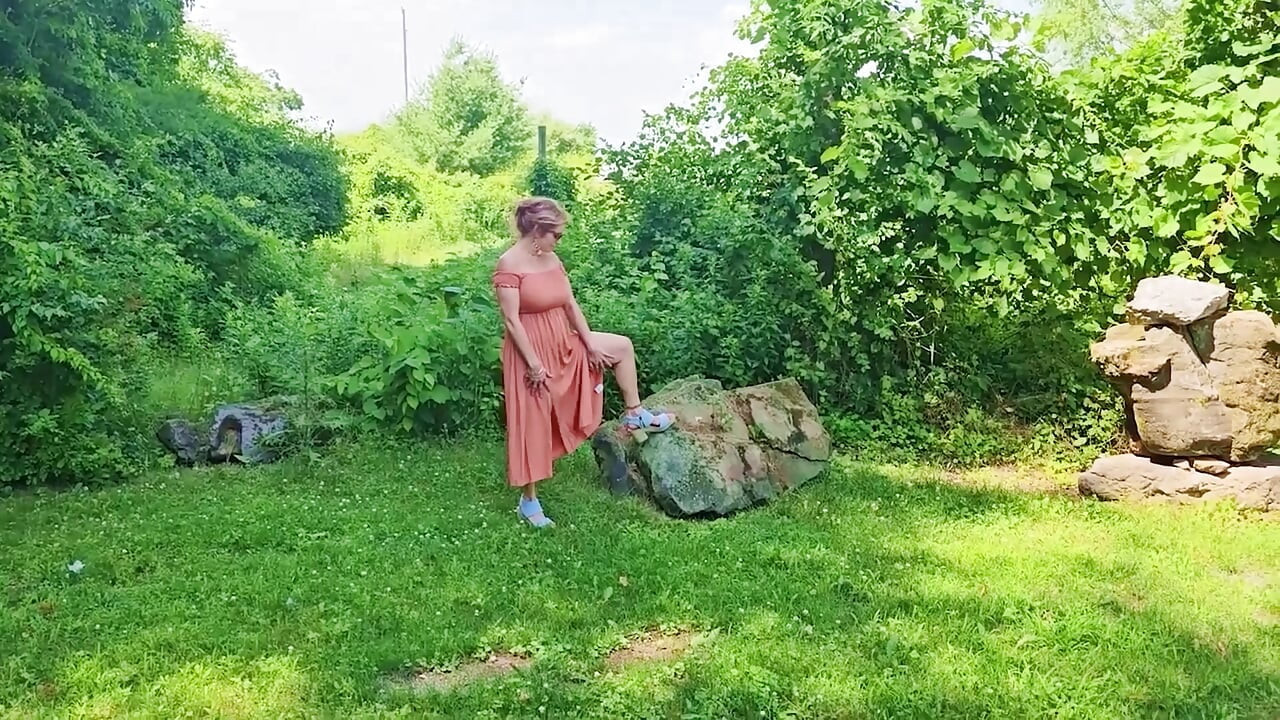 हॉट मम्मी ओन्लीफॅन व्हिडिओ कंटेंट मोठ्या स्तनांच्या मागच्या अंगणात पीक कंपाइलेशन