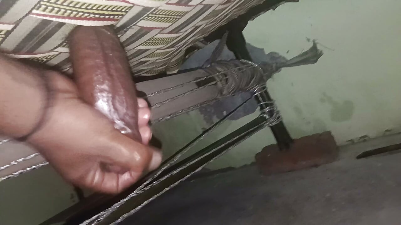 Apne land ki malish karte hue Mota karne ke liye bahut Mota tel laga rakha hai