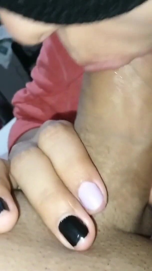 la amiga de mi mujer viene a visitarla y me pega una mamada | Clip 1