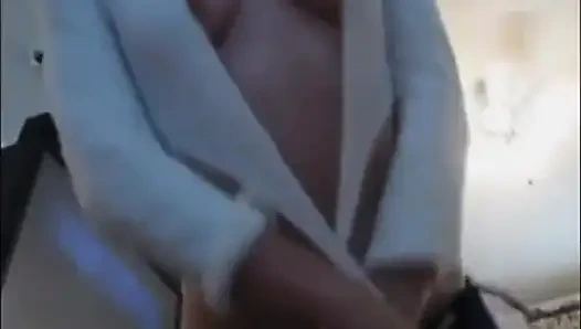 Virgina lagi twerking sambil pakai stoking jaring-jaring