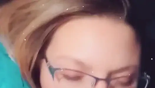 Сосет его член во время работы, Gotta сосет и работает