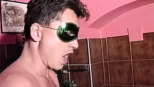 Azgın orta yaşlı seksi kadın gözleri bağlı buharlı küvette emiyor ve sikişiyor