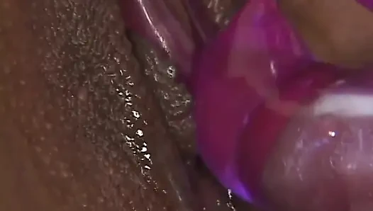Doğal memeli lezbiyen ateşli kız amını yalatıyor ve sonra takma yarakla sikiliyor