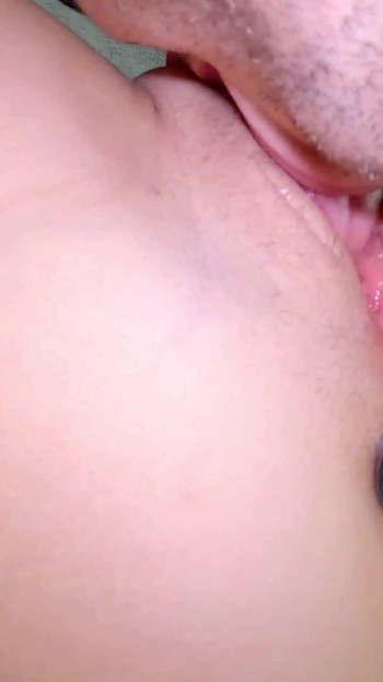 Un momento potente da "COME squirtare! Orgasmo esplosivo, tremante, squirting in bocca mentre mangia "figa"