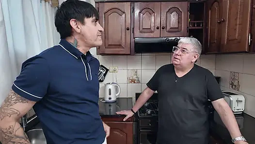 Ortağımın eşcinsel olduğunu sanıyordum ama parayı almaya gittiğimde kurye kız o