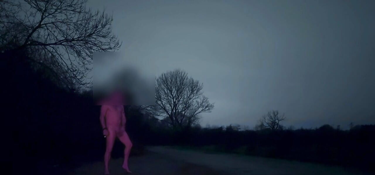 Дрочить голою в 2 місцях босоніж і тверкає