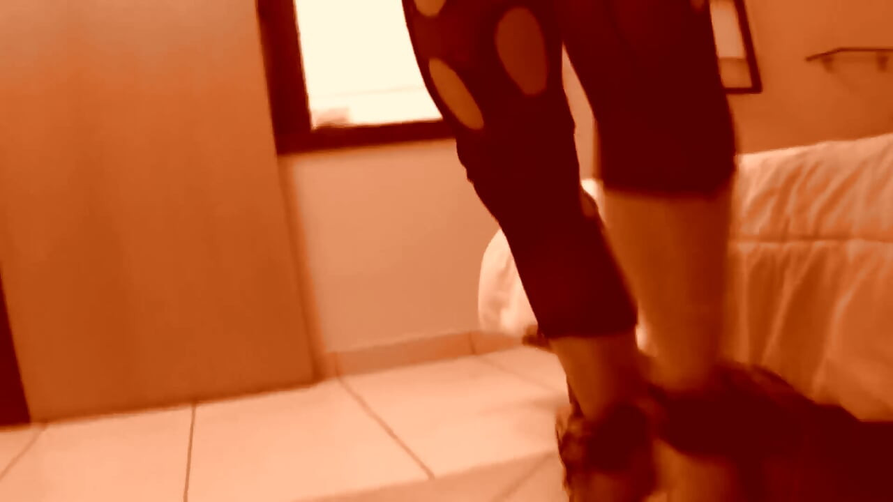 Plavuša trans dobiva jebanje u guzicu i svršavanje