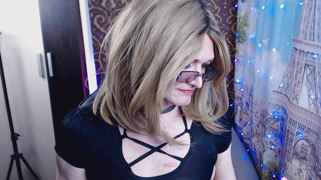 Online Broadcast Iris Is Excited and Jerking off When It Is Humiliated by Visitors to the Site