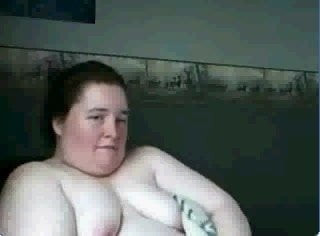 Judy jugando con las tetas en la cámara en el chat.