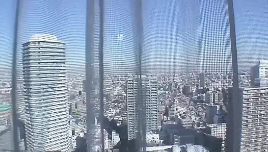 Tante girang Jepang dengan celana dalam setinggi lutut siap untuk berhubungan seks