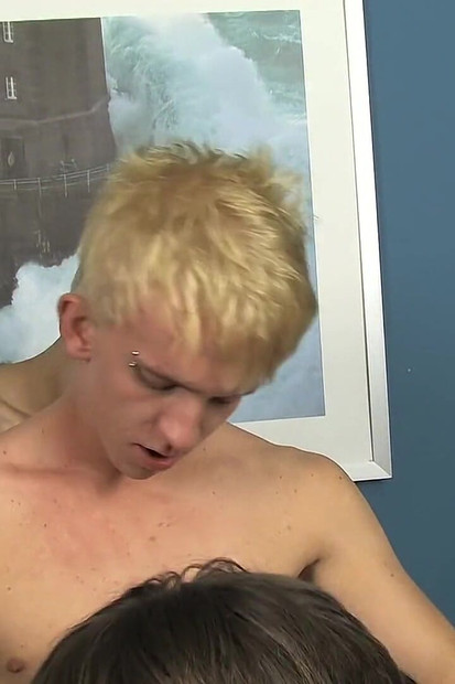 Twink dobiva ugodnu agoniju od četiri zgodna frajera