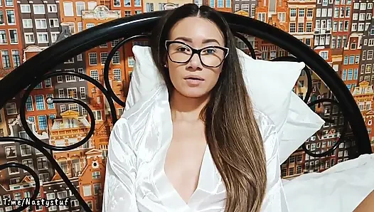 Asiatische stiefmutter ist müde. Sie will sich entspannen. Steck deinen finger in meine muschi und fick mich in den arsch