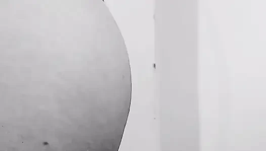 Genç adam kamerayı fark etmiyor