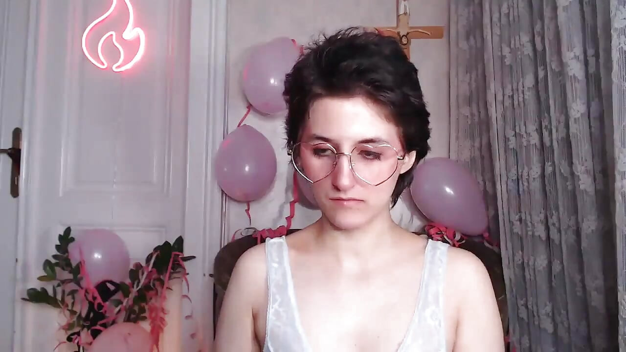 Camgirl teljes bokor hálóing alatt