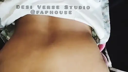 Hintli kadın telefonda domalarak sikişiyor