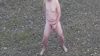 Chico se masturba desnudo en área abierta