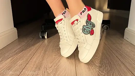 Mainin kaki di balik sepatu, kaus kaki, kaki jenjang