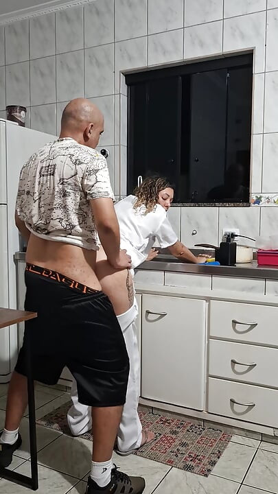 Hizmetçi bulaşıkları yıkarken mutfakta götten sikiliyor.