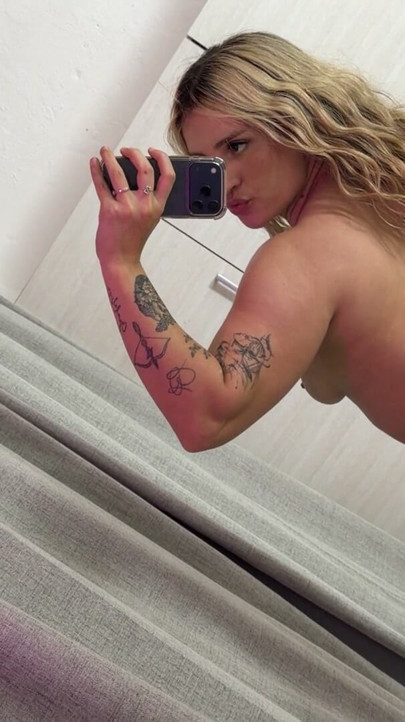 Mijn getatoeëerde rug die je uit de spiegel teases