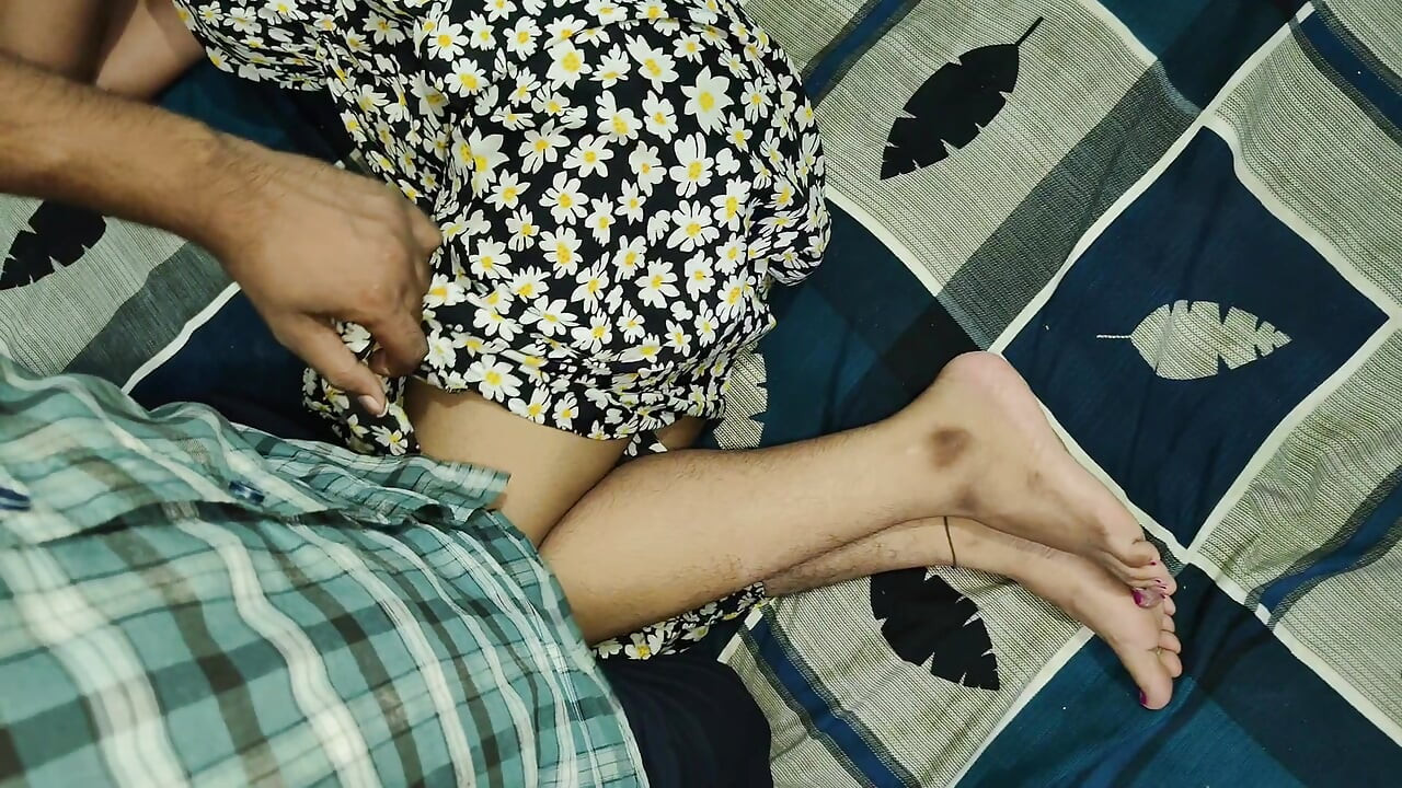 ในที่สุดวันนี้หลังจากเวลานานฉันเกลี้ยกล่อมลูกพี่ลูกน้องสาวของฉันเพื่อเย็ดและเธอตกลงที่เธอขี่ควยของฉันดีมากโดนน้ําแตกในหี