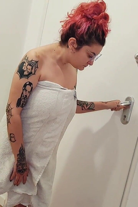 Risky Public Naked Chubby in the Building Pissing Outdoor